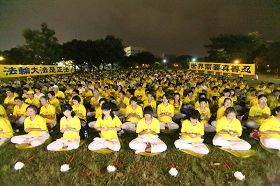法輪功學員在台灣中壢光明公園舉行燭光悼念會。