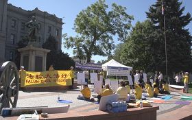 反迫害十三週年，丹佛法輪功學員在州政府階梯廣場前舉行反迫害集會。