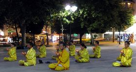 雅典市中心中央廣場上，法輪功學員燭光悼念被中共迫害致死的同修
