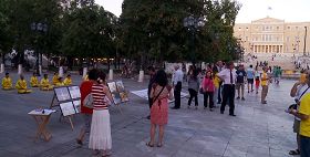 法輪功學員在雅典市中心中央廣場舉辦講真相活動