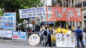 二零一二年七月二十日，法國法輪功學員在中共駐巴黎使館前舉行反迫害十三週年集會