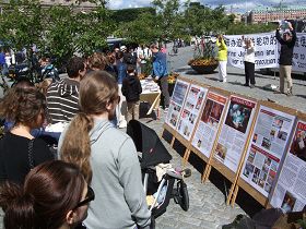 瑞典法輪功學員在錢幣廣場（Mynttorget）舉行講真相活動，揭露迫害。