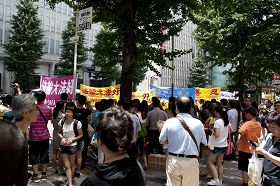法輪功學員在日本東京遊行，吸引大批路人觀看