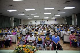 來自台灣高雄七大區的法輪功學員在高雄市東光國小視聽教室參加學法交流