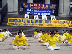 二零一二年七月二十一日，溫哥華法輪功學員在市中心藝術館前集體煉功，呼籲停止迫害，左一為陳女士。