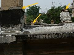 圖示：房頂一角（從左至右）燒蜂窩煤用的煙囪；衛生間煙囪口；廚房煙囪；
