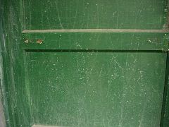 上圖示：防盜門裏面的木頭門上一條條的是屎尿湯的痕跡。