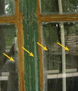 上圖示：窗戶上被噴淋上的屎尿湯留下的痕跡1