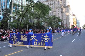 七月一日晚，法輪功學員參加溫哥華市中心舉行的國慶大遊行