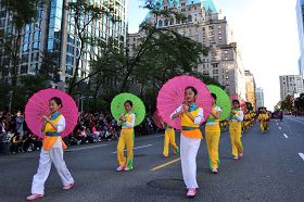 七月一日晚，法輪功學員參加溫哥華市中心舉行的國慶大遊行