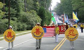'亞特蘭大法輪功學員參加美國獨立日慶祝遊行'