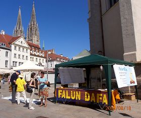 法輪功學員在德國雷根斯堡市中心舉辦信息日活動