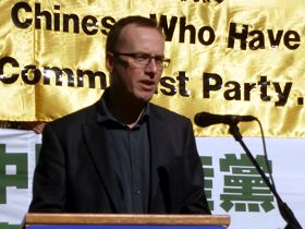 紐省綠黨議員大衛•舒博瑞傑在退黨集發表演講