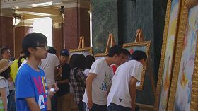 中國大陸來的中學生們在仔細地觀賞畫作
