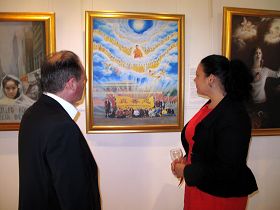 伊恩•溫菲爾德議員和妻子艾麗森一起觀賞著最讓他們感動的畫作《為你而來》
