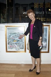 英英格麗•克蘭菲爾德議員在她非常喜愛的畫作前留影