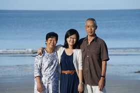 吳瑞榮與妻女攝於馬來西亞。