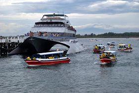 '熱情地歡迎觀光艇上的中國遊客，並向他們喊「法輪大法好！」'