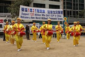 '在墨爾本市中心城市廣場舉行聲援一億三千萬中國人「三退」集會，腰鼓隊表演助陣'