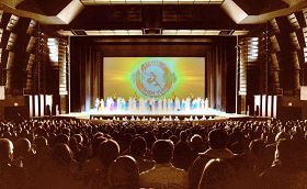 '美國神韻巡迴藝術團在溫哥華伊麗莎白女皇劇院的演出贏得觀眾熱情歡迎。'