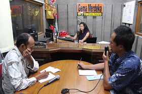 印尼巴釐島自由回聲電台邀請法輪功學員做脫口秀節目