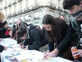 西班牙法輪功學員在太陽門廣場舉行反迫害徵簽