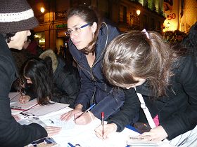 西班牙法輪功學員在太陽門廣場舉行反迫害徵簽