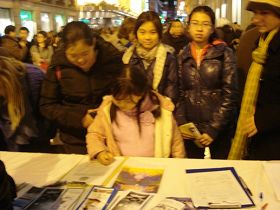 一群中國女孩簽名聲援法輪功
