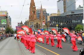 '法輪功學員參加墨爾本舉行的盛裝遊行，慶祝澳洲國慶日。'