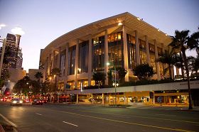 '神韻巡迴藝術團在洛杉磯音樂中心多羅西．錢德勒劇院（Dorothy Chandler Pavilion）於二零一三年一月二十七日的四場演出，場場爆滿，尤其是週六、週日的演出一票難求。眾多影視界名流慕名前來觀賞。'