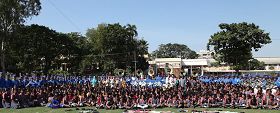 海得拉巴市內的女子學校校長推廣學生煉法輪功，全校師生與天國樂團開心合影。
