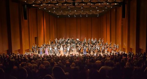 神韻交響樂團在美國德州休斯頓的瓊斯劇院演出，深受聽眾的歡迎