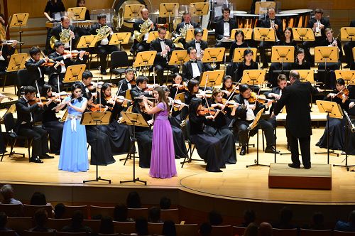 神韻交響樂團在橙縣藝術中心音樂廳的首場演出現場