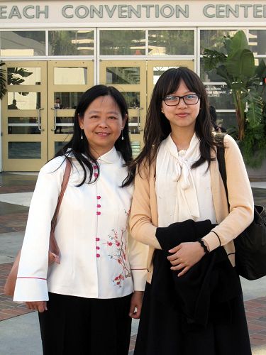 '第一次參加國際型修煉心得交流會的台灣法輪功學員翊綾（右）、劉美華（左）'
