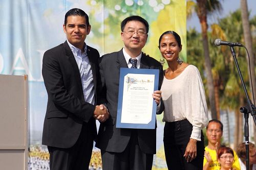 '圖4：洛杉磯長灘市副市長羅伯特．加西亞（左）和市議員蘇嘉．洛文索（Suja Lowenthal，右）帶著褒獎前來參加集會。'