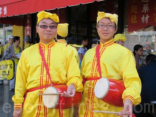 '法輪功學員越南裔哈藩（Ha Phan）和兒子都在當天的遊行中表演腰鼓。'