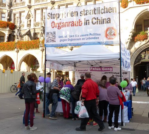 德國學員在慕尼黑市中心瑪琳廣場（Marienplatz）上舉辦了揭露中共活體摘取法輪功學員器官活動