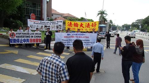 '法輪功學員在美國駐馬來西亞大使館附近舉行集會，公開所掌握的中共活摘器官證據，制止中共迫害法輪功。'