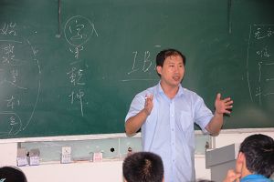 瀋陽雄獅現代美術設計學校的董治宇老師正在授課
