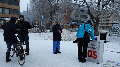 冰雪中法輪功學員在芬蘭北部持續徵簽