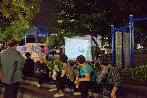 圖3：以台灣小吃聞名的高雄六合觀光夜市，法輪功真相點不停播放著《九評共產黨》錄像片，吸引相當多的大陸遊客觀看。