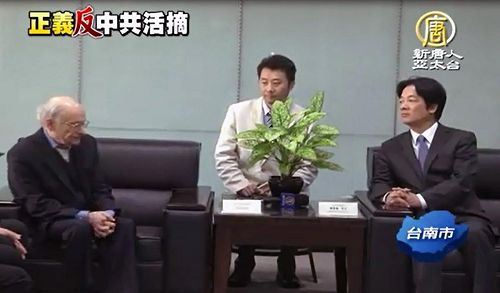 '十一月二十五日，大衛﹒麥塔斯（左）專程拜會台南市市長賴清德，希望台灣中央與地方都要杜絕赴大陸器官移植旅遊。對此，賴清德表示認同。'