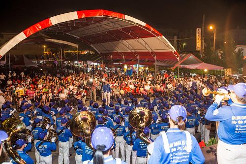 '法輪大法天國樂團連續八年應邀參加「虱目魚文化節」開幕表演，吸引人潮湧入，給社區帶來繁榮與美好。'