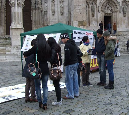 圖：法輪功學員在德國雷根斯堡市中心大教堂前徵集反活摘器官簽名