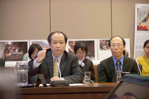 加拿大法輪大法學會主席李迅（左）和法輪功學員何立志（右）參加了圓桌會議並發言