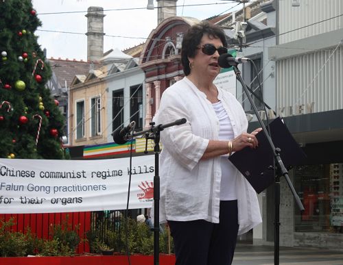 曼麗市市長吉恩﹒海在集會上譴責中共對人權的破壞