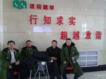 四位律師在建三江管理局墾區檢察院接待室等待。
