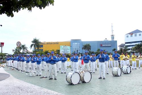'天國樂團在演奏前於Alun - Alun Pemko Batam 市政廳附近的草場展示功法。'