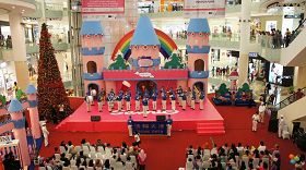 'Gandaria城市購物中心的中央舞台上表演'