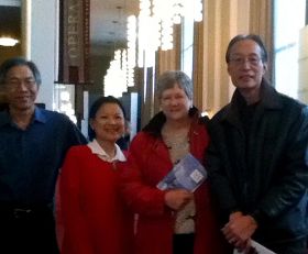 '二月三日，來自廣東的譚先生（右一）帶美國太太及兩位中國朋友穆先生（左一）及家人第一次來看神韻紐約藝術團在美國首都肯尼迪劇院是最後一場演出。'